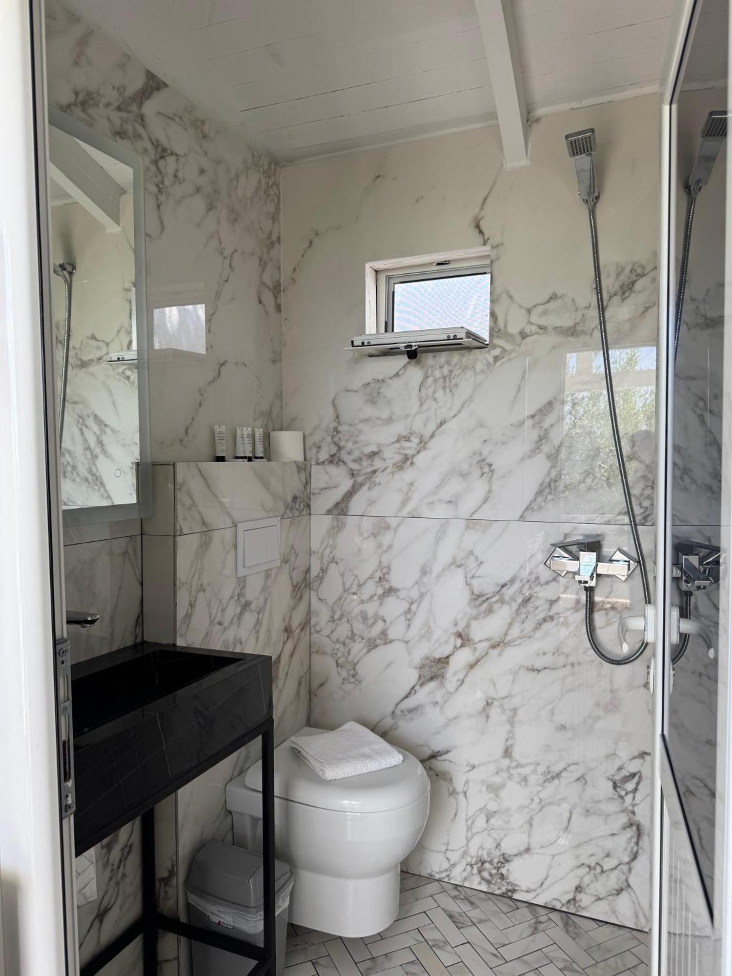 Alevra Hotell Dhërmi Exteriör bild